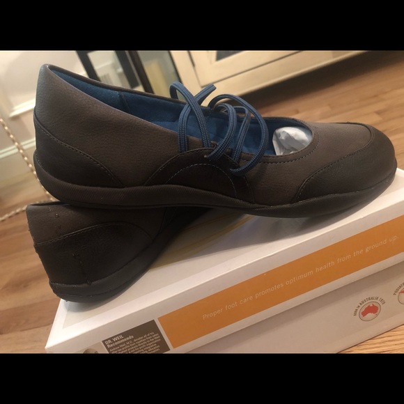 Brand New! Orthaheel brown flats - Picture 2 of 6